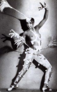 Josephine Baker kolem roku 1927 (černobílá fotografie)