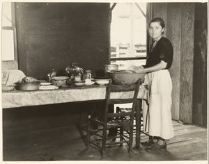 [Elizabeth Tengleová u kuchyňského stolu]/[Paralee Rickettsová při práci v kuchyni] od Walker Evans