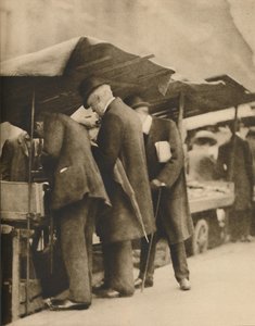 V jedné z knihkupectví na Farringdon Road Market, c1935.