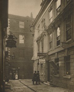 V Devereux Court, plném asociací 18. století, c1935.