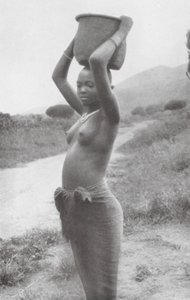 Nosič vody ze severu východní Afriky (čb fotografie) od Walter Mittelholzer