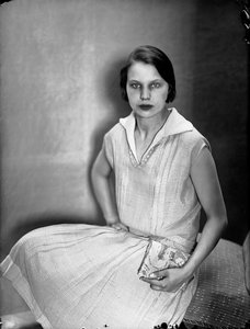 Portrét Marion Wulzové v šatech Anity Pittoni, asi 1930 (čb fotografie)
