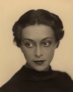Portrét mladé ženy, Terst, asi 1928 (želatinový stříbrný tisk)