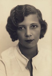 Portrét malíře Léonora Finiho (čb fotografie)