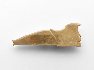 Přívěsek v podobě ptáka, cca 1050-950 př. n. l. (nefrit)