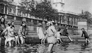 Děti pádlující ve fontánách na Trafalgar Square, Londýn, 1926-1927