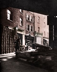 Ovocné koše nahromaděné proti domům na Borough Market, Londýn, 1926-1927