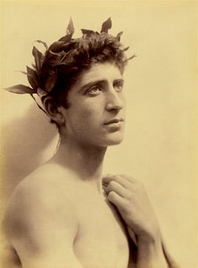 Studie chlapce s věncem, Sicílie, C.1898 (sépiová fotografie) od Baron Wilhelm von Gloeden