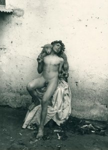 Mladý chlapec držící ovci, Sicílie. c1899 (čb fotografie) od Wilhelm von Gloeden