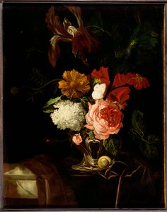 Růže, kosatec, šeřík a další květiny v ušní stříbrné váze se šnekem a motýlem na přehozené římse od Willem van Aelst