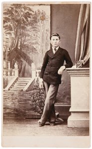 Studiový portrét mladého muže před malovaným pozadím schodiště a zahrady od William Bentley