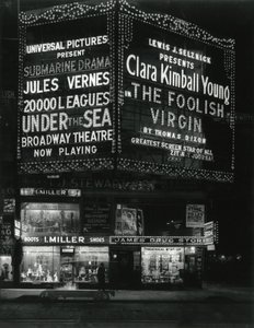 1554 Broadway na 46. ulici, I. Miller Shoes; James Drug Store a nad ním rozsvícené velké filmové stánky. od William Davis Hassler