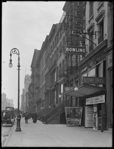 Nápis na bowlingovou dráhu na 248 W. 14th Street, New York City, 2. května 1916 od William Davis Hassler