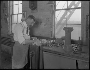 Carver pracuje na ozdobách rakve, Oneida, New York, 3. dubna 1916 od William Davis Hassler