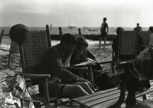 Pár čtení na pláži, Coney Island, c.1910-21 od William Davis Hassler