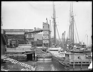 Doky a lodě na neidentifikovaném nábřeží, možná Harlem River, Inwood, New York, kolem roku 1910 od William Davis Hassler