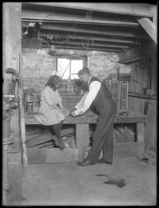 Frank P. Hassler a Mary Hassler v suterénu, Glen Ellyn, kolem roku 1912 od William Davis Hassler
