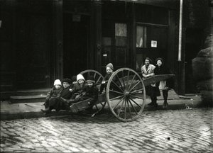 Skupina dětí v vozíku, s dívkou a ženou stojící za, c.1910-21 od William Davis Hassler
