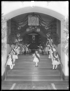 Skupina malých dívek pózujících na "schodech ke kapli", pravděpodobně Roman Catholic Orphan Asylum, Kingsbridge, Bronx, asi 1911. od William Davis Hassler