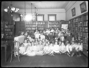 Skupinový portrét dětí v čítárně neidentifikované pobočky veřejné knihovny Queens Borough, kolem roku 1910 od William Davis Hassler