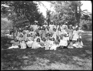 Skupinový portrét neidentifikovaných malých dívek, pravděpodobně římskokatolický sirotčí azyl, Kingsbridge, Bronx, kolem roku 1910 od William Davis Hassler