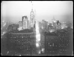 Vysoký úhel mlhavý noční pohled na dolní Manhattan při pohledu na sever, s viditelnými budovami Singer Building, Woolworth Building a Municipal Building, kolem roku 1913 od William Davis Hassler