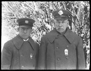 Larry Casey a John Connolly pózovali ve svých zimních uniformách na sněhu, Isham Park, Inwood, New York City, 7. března 1915