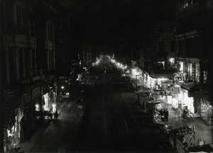 Noční pohled na Grand Street v Orchard Street, NYC, 1917 od William Davis Hassler