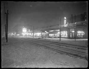 Noční pohled na 207th Street při pohledu na východ od Vermilyea Avenue ve sněhu, New York City, 6. března 1915 od William Davis Hassler