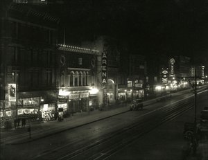 Noční pohled na jižní stranu 23. ulice mezi Sixth a Seventh Avenue, c.1916-17 od William Davis Hassler