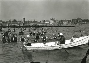Veslice a plavci ve vodě, Coney Island, c.1910-21 od William Davis Hassler