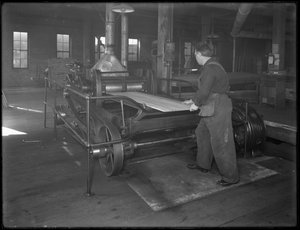 Běžící řezivo určené pro použití při výrobě rakví prostřednictvím hoblíku s dvojitým povrchem, Oneida, New York, 3. dubna 1916 od William Davis Hassler