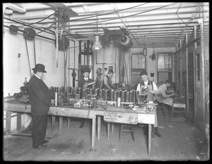 Dílna v šestém patře, Geyser Electric Water Heater Company, 42 Hudson Street, New York City, 31. prosince 1914 od William Davis Hassler