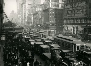 Times Square, přeplněné auty, autobusy a lidmi, asi 1917 od William Davis Hassler