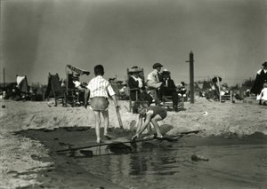 Dvě děti si hrají s dřevěnými zbytky na mělčině, Coney Island, c.1910-21 od William Davis Hassler