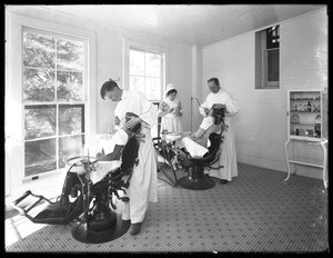 Dva pacienti jsou vyšetřováni, Zubařův pokoj, Seton Hospital, Spuyten Duyvil, Bronx, 30. října 1914 od William Davis Hassler