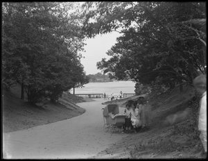 Pohled na pruh vedoucí k vodě, pruh 86th Street Park k East River, New York City, 31. července 1914 od William Davis Hassler