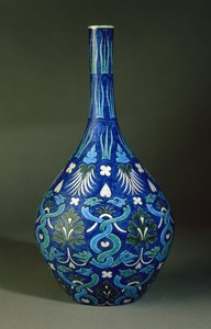 Váza na láhve, výrobce William de Morgan & Co., zdobená Jamesem nebo Johnem Herseyem, Sand