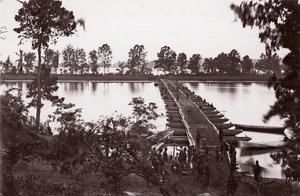 Pontonový most přes řeku James, ca. 1864.