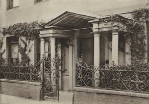 Doorway, Arcaded Porch ve Wimborne, Dorset (černobílá fotografie) od William Galsworthy Davie