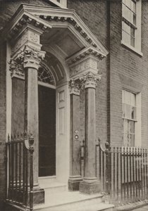 Doorway, Brighton Road, Reigate, Surrey (černobílá fotografie) od William Galsworthy Davie