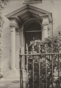 Doorway, Cranbrook, Kent (černobílá fotografie) od William Galsworthy Davie