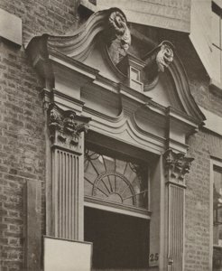 Doorway, Crutched Friars, Londýn (černobílá fotografie) od William Galsworthy Davie