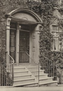 Doorway, High Street, Lewes, Sussex (černobílá fotografie) od William Galsworthy Davie