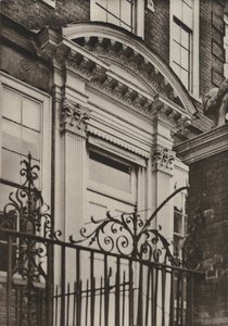 Doorway, North Pallant, Chichester (černobílá fotografie) od William Galsworthy Davie