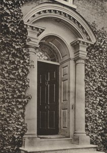 Dveře, Steyning, Sussex (černobílá fotografie) od William Galsworthy Davie