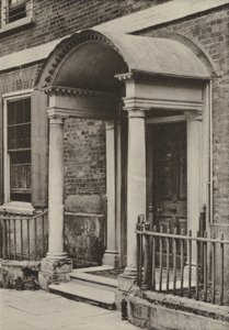 Doorway, The Close, Salisbury, Wilts (černobílá fotografie) od William Galsworthy Davie