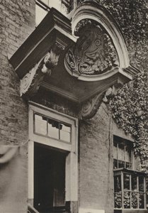 Doorway, The Manor House, Bermondsey, Londýn (černobílá fotografie) od William Galsworthy Davie