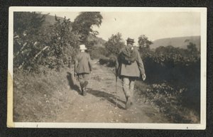 Ralph Vaughan Williams a Gustav Holst na procházce v Malvern Hills, září 1921 (černobílá fotografie) od William Gillies Whittaker