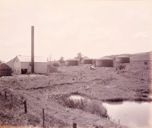 Čerpací stanice ropy u Athén pro železnici Lehigh Valley Railroad od William H. Rau